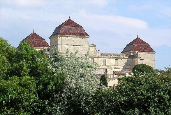 Domaine de Castries à #Castries (#Hérault) De l'ancien édifice médiéval rasé en 1622, subsistent les vooûtes d'ogives de deux pièces du rez-de-chaussée de l'aile nord. Dans son état actuel, le château remonte à...
Suite 👉 https://monumentum.fr/monument-historique/pa00103410/castries-domaine-de-castries
#Patrimoine #MonumentHistorique
Photo CC-BY-SA 4.0 : Moumousse13
