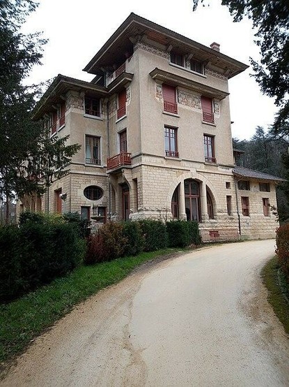 Villa Vignon/Bissuel à #SaintGermainauMontdOr (#Rhône) Maison bâtie en 1913 par Joseph Bissuel et Joseph Chantre, puis Henri Joulé. La propriété se compose de quatre bâtiments implantés dans un vaste parc arbor...
Suite 👉 https://monumentum.fr/monument-historique/pa69000024/saint-germain-au-mont-dor-villa-vignonbissuel
#Patrimoine #MonumentHistorique
Photo CC-BY-SA 4.0 : Pluspitequebrad