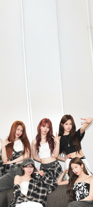 Fondo de pantalla que tiene a las 5 integrantes de LE SSERAFIM. De pie están Yunjin, Sakura y Eunchae, sentadas están Chaewon y Kazuha.