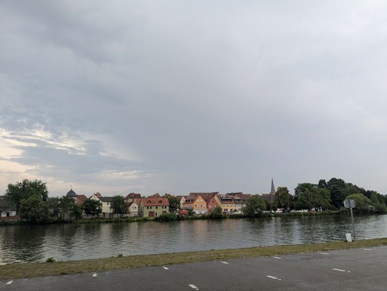 The river Main and houses on the other shore.