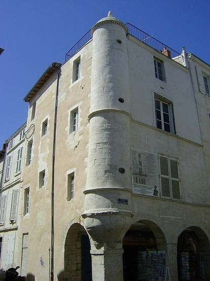 Maison dite Maison au Chien à #LaRochelle (#CharenteMaritime) Construction XVIe siècle, XVIIe siècle. Façades : inscription par arrêté du 14 juin 1928.
Suite 👉 https://monumentum.fr/monument-historique/pa00104900/la-rochelle-maison-dite-maison-au-chien
#Patrimoine #MonumentHistorique
Photo CC-BY-SA 4.0 : Guiguilacagouille