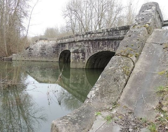 Ponts de l'ancienne route royale Paris-Bâle (R.N. 19 et R.D. 919) (également sur commune de Nogent-sur-Seine) à #LeMériot (#Aube) En 1743, une nouvelle route est créée à la sortie de Nogent-sur-Seine vers Provi...
Suite 👉 https://monumentum.fr/monument-historique/pa10000003/le-meriot-ponts-de-lancienne-route-royale-paris-bale-rn-19-et-rd-919-egalement-sur-commune-de-nogent-sur-seine
#Patrimoine #MonumentHistorique
Photo CC-BY-SA 4.0 : Grefeuille