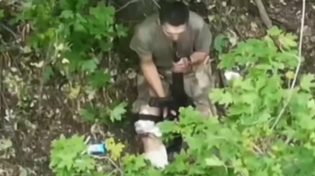 負傷したロシア人は自分自身を終わらせます（NSFW）