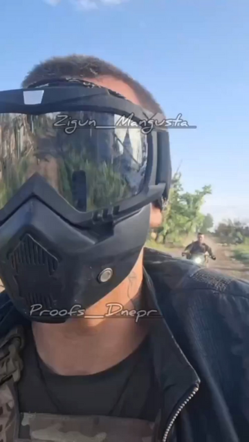ロシアの兵士は、ウクライナでバイクを誇らしげに運転していることです。ウクライナの交通停止が痛いことを知るためだけです。 2025年6月 [Published 16.06.2025]