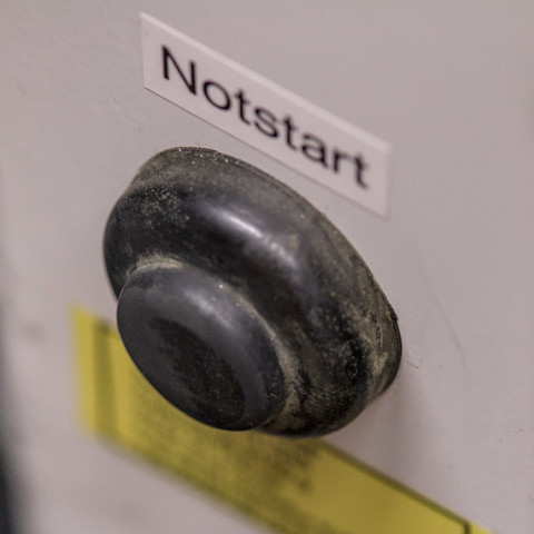 Notstartknopf in einem Rettungswagen, der die Zusatzbatterie zur Verfügung stellt, falls die Fahrzeugbatterie defekt ist.
