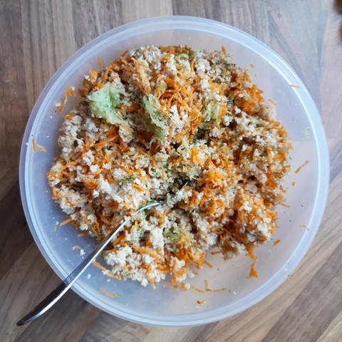 Die gleiche Schüssel wie eben, nur sind Möhren und Gurken in feine Streifen geraspelt und alles wurde zum Salat vermengt.