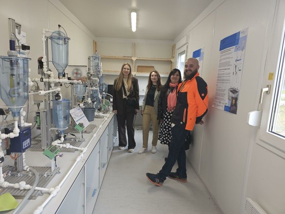 Inspection of the “spon(d)tion” – the inwa test container, from left to right: Halyna Sukhonos, Dr. Veronika Zhukova, Prof. Dr. Larysa Sabliy, Robert Kuhn (inwa); Image: Hof University of Applied Sciences