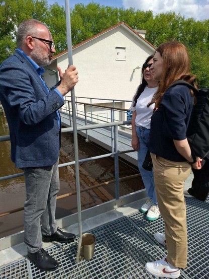 Tour of the wastewater treatment plant in Hof: Prof. Müller-Czygan shows the Ukrainians the purification performance of the Hof wastewater treatment plant; Image: Hof University of Applied Sciences