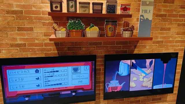 ゲーム中の飲み物作りの画面を模して、飲み物の材料のシェルフ、飲み物を作るマシン、製作中に表示される絵が配置された壁