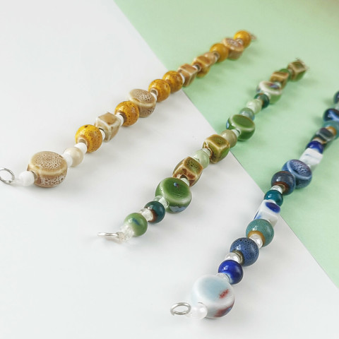 armbanden van keramische kralen in groen, geel en blauw