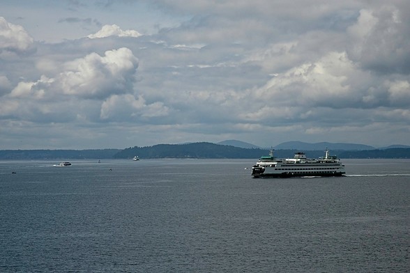 Seattle Ferry on the Sound #meermittwoch #photo #photography #nature #water #pugetsound #seattle #ferry #naturephotography #clouds #mountains
