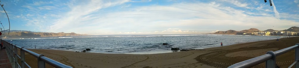 Das Bild zeigt eine Panoramaansicht des Stadtstrandes Las Canteras in Las Palmas auf Gran Canaria, mit sanftem Sandstrand und ruhigem Meer. Im Vordergrund ist ein Metallgeländer zu sehen, das einen Promenadengang säumt. Der Himmel ist klar mit einigen weißen Wolken, und die Sonne scheint, was den Strand in ein warmes Licht taucht. Im Hintergrund erstrecken sich sanfte Hügel und einige Gebäude entlang der Küste. Einige Menschen sind am Strand zu sehen, einige gehen am Wasser entlang, während andere sich in der Nähe des Geländers befinden. Die Wellen des Meeres sind sanft und ragen an den Strand, wodurch ein friedlicher und entspannter Ort entsteht.

Bereitgestellt von @altbot, privat und lokal generiert mit Ovis2-8B

🌱 Energieverbrauch: 0.173 Wh