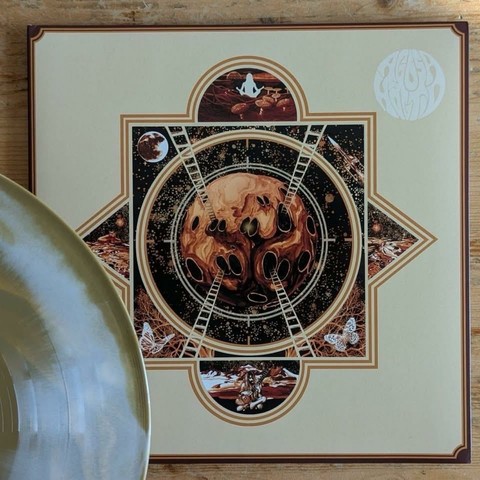 Ein künstlerisches Albumcover mit der zentralen Illustration eines Planeten, auf den sich Leitern erstrecken, umgeben von kosmischen Elementen und verschlungenen Mustern. Auf dem Cover sind Pilze, ein Schmetterling und eine meditierende Figur abgebildet, alles vor einem geometrischen Hintergrund.