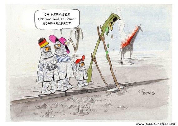 Karikatur aus dem Jahr 2023. Drei Personen in Gießereischutzkleidung stehen an einer Ampel. Im Hintergrund sieht man verdorrte Palmen und die Silhouette einer brennenden Giraffe. Der Asphalt ist weich, bildet blasen und blubbert. Die wachsweiche Ampel wird von zwei Stangen gestützt, da sie sonst umfallen würde. Die mittlere Person trägt einen rosafarbenen Sommerhut und spricht die Person neben sich an: Ich vermisse unser deutsches Schwarzbrot.