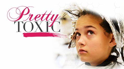 Imagen del documental 'Pretty Toxic' que muestra a una niña con reflejos en el cabello, mirando cautelosamente. El título del documental está superpuesto en letras estilizadas.