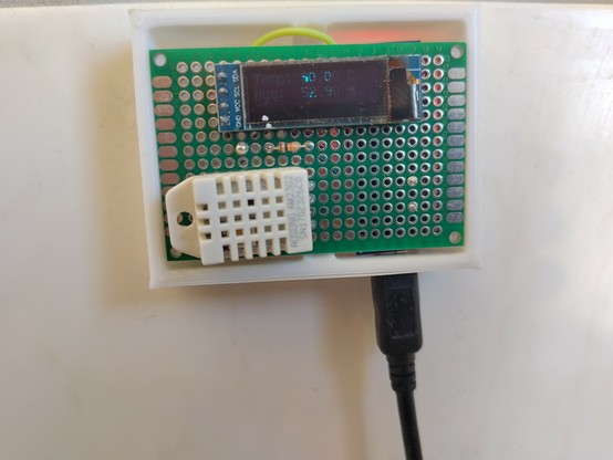 Auf eine Rasterplatine gelötetes Display und Temperatursensor. 

Auf der Rückseite befindet sich ein Arduino Nano, der jede Minute eine Messung vornimmt.

Wird per USB mit Strom versorgt und befindet sich in einem Gehäuse aus dem 3D-Drucker