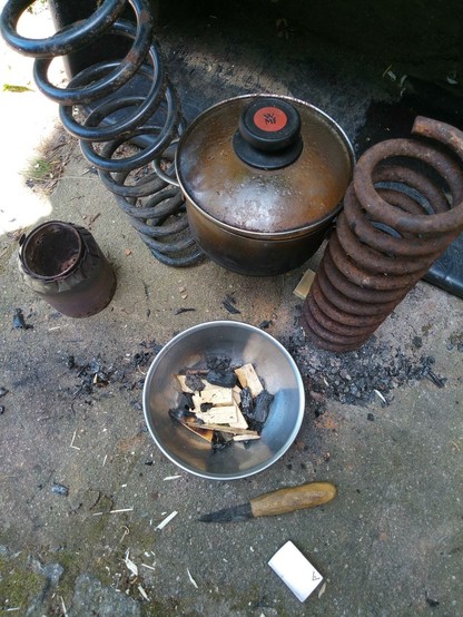 Dieselbe Konstruktion nach Kochen des Wassers. In der Schüssel ist nur noch wenig Holz und etwas Holzkohle.