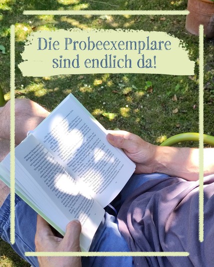Auf einem grünen Gartenstuhl sitzt Stefan Wetterau und hält ein aufgeschlagenes Buch in den Händen, zu sehen ist er nur von den Knien bis zum Bauch. Er trägt ein blaues T-Shirt und eine kurze blaue Hose. Die Aufnahme ist schräg von oben entstanden und zeigt im Hintergrund die gemähte grüne Wiese. Das Bild ist gelb umrahmt.