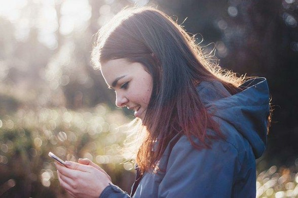 The Deep Ask es un canal de redes sociales con videos donde los jóvenes responden preguntas profundas con honestidad refrescante y refrescante.  ¡Los videos son producidos por Kassra Habibi y generosamente acordó contarnos todo sobre la pregunta profunda!

https://t.co/D4lwuU88E0