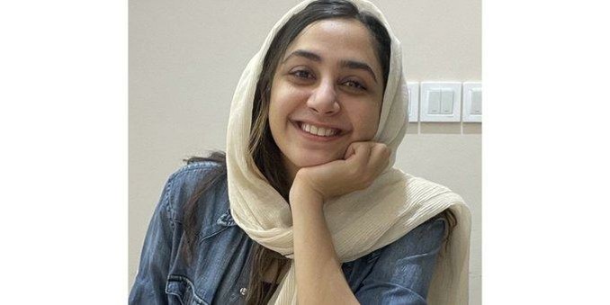 Zhinoos Foros | ژینوس فروتن @zhinoosforotan

El 28 de junio, #Sahbamohammadi, una bahá'í de 25 años de Birjand #Irán, fue arrestada en su casa por agentes del Ministerio de Inteligencia y llevada a un lugar desconocido.  Durante el arresto, los agentes también confiscaron a varios de sus objectos personales y electrónicos