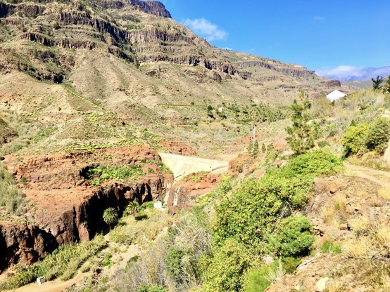 It's been a little while since I was last in the area of Barranco de Fataga, hiking up in the mountains, so thought I'd recover this snap shot I took from January 2017 in a gorgeous blue sky winter day with quite an exuberant lush of green surrounding a reservoir dam, lots of palm trees and quite some spectacular views with several mountains standing tall and majestic ahead of the hike 😍👍🏻