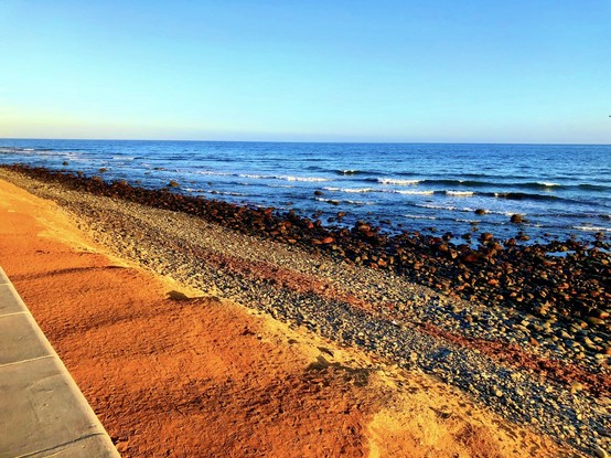 I guess this is why it's called the "Golden Hour", right? Here is a snap shot from a glorious sunset at Meloneras coastline in a summer day, in which the ocean waves gently hit the coastline (Not much of a beach, really) while us mere mortals get to watch a scene of peace and quiet. What's not to love, right? Golden sunsets are made of these 🥰👍🏻