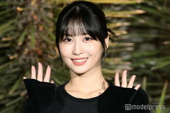 TWICEモモ、“超ミニ”で圧巻美脚披露 肌見せコーデに「爽やかでセクシー」「女神」と反響|au Webポータル芸能ニュース