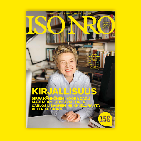 Heinäkuun Iso Numero -lehden kansi, jossa keltaiset tekstit ja kannessa kirjailija Sirpa Kähkönen