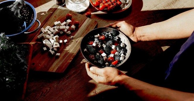 How do low-fat vegan and Mediterranean diets compare?