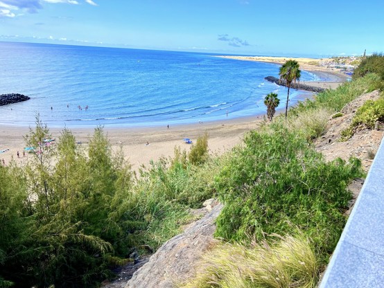 This is one of my favourite views from Playa del Ingles Beach. A not so crowded beach of golden sand, blending in nicely with multiple shades of blue colours, the ocean waves, the blue skies; the palm trees and maritime pine trees watching the scenery on the right side of the snap shot, along the boulevard, and on the far back, as always, the majestic Maspalomas Dunes. What's not to love, eh? 😍👍🏻 

As enticing and inviting as it can get into the upcoming summer weekend, don't you think? Enjoy it! 🙌🏻😍🙌🏻