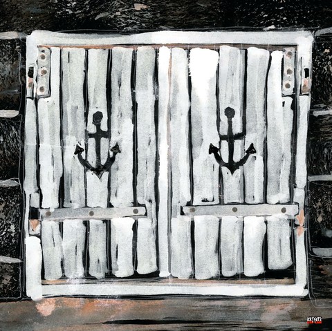 Zum Fensterfreitag ein Fenster in der Bretagne, leider mit geschlossenen, weißen Fensterläden, welche auf der linken und rechten Seite jeweils einen ausgesägten Anker haben.
