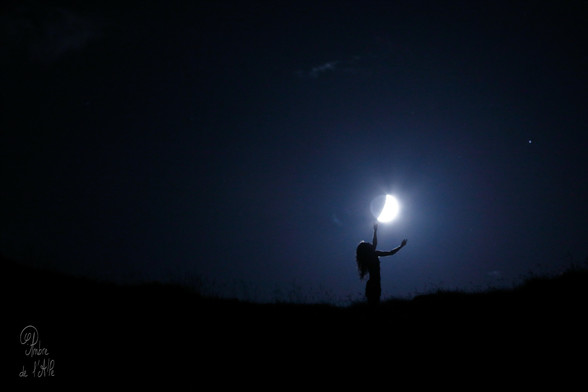 Toujours viser la Lune !

Comme ça, parait-il, on au pire on atterrit dans les étoiles...

« Marcher la nuit. Voir le chemin, se matérialiser... au fil de l'éclairage. Le voir prendre vie, quand les ombres se meuvent... ou ne pas le voir du tout, simplement le deviner, le sentir sous ses pieds. Caillou après caillou ; rocher après rocher. Sentir les effluves chauds... regarder là-haut, les étoiles danser. » (petite impression soufflée mot pour mot à mon appareil photo, dans la descente...)

Copyright : Ambre de l'AlPe