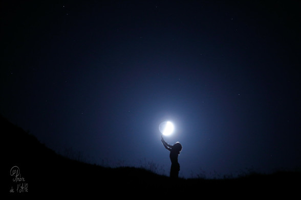 Toujours viser la Lune !

Comme ça, parait-il, on au pire on atterrit dans les étoiles...

« Marcher la nuit. Voir le chemin, se matérialiser... au fil de l'éclairage. Le voir prendre vie, quand les ombres se meuvent... ou ne pas le voir du tout, simplement le deviner, le sentir sous ses pieds. Caillou après caillou ; rocher après rocher. Sentir les effluves chauds... regarder là-haut, les étoiles danser. » (petite impression soufflée mot pour mot à mon appareil photo, dans la descente...)

Copyright : Ambre de l'AlPe