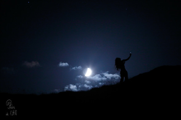 Toujours viser la Lune !

Comme ça, parait-il, on au pire on atterrit dans les étoiles...

« Marcher la nuit. Voir le chemin, se matérialiser... au fil de l'éclairage. Le voir prendre vie, quand les ombres se meuvent... ou ne pas le voir du tout, simplement le deviner, le sentir sous ses pieds. Caillou après caillou ; rocher après rocher. Sentir les effluves chauds... regarder là-haut, les étoiles danser. » (petite impression soufflée mot pour mot à mon appareil photo, dans la descente...)

Copyright : Ambre de l'AlPe