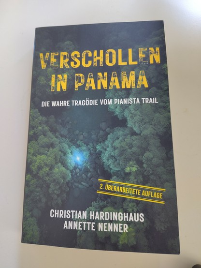 Das Cover zeigt einen Regenwald nachts von oben. Zwischen den Baumkronen ist das Licht eines Kamerablitzes zu sehen.

Titel: Verschollen in Panama - Die wahre Tragödie vom Pianista Trail

Autorin und Autor:
Annette Nenner und Christian Hardinghaus