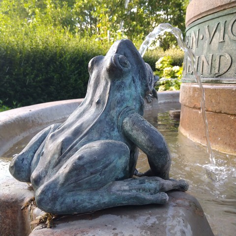 Bronze Frosch spuckt Wasser