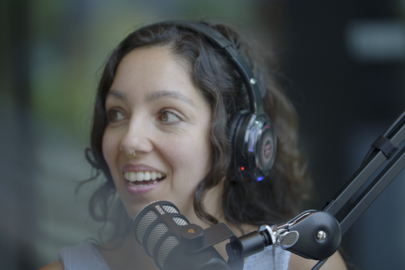 Directeur #DevikaPartiman  Stem op een #Vrouw tijdens het 
@groenlinks-pvda.bsky.social
 congres in gesprek.

Door de stem van vrouwen in de politiek te vergroten, dragen zij bij aan gendergelijkheid in alle facetten van de maatschappij #verkiezingen #politiek #diversiteit #stemmen 

bit.ly/3TmSoZH