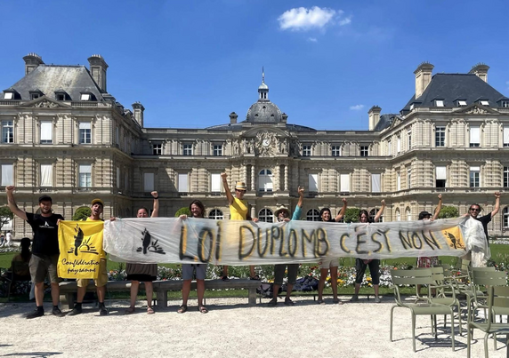 Banderole contre la loi Duplomb