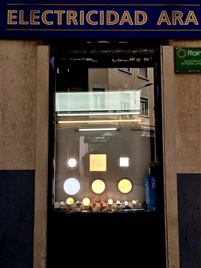 Electricidad Ara. Escaparate de una tienda de suministros para electricistas.
