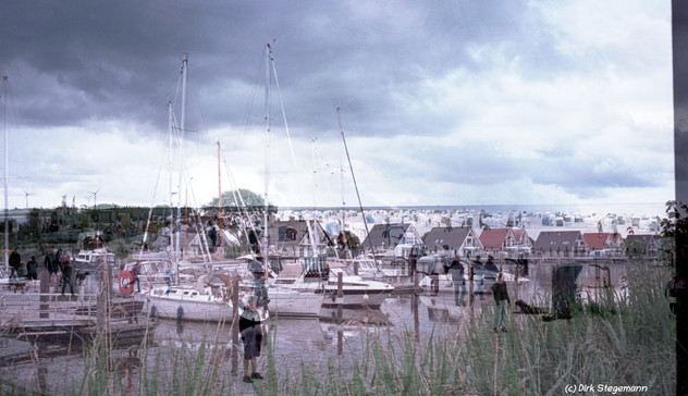 Der Jachthafen und der Strand bei Harlesiel in Ostfriesland in einer Doppelbelichtung.