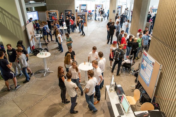 Studierende im Informatikzentrum der TU Braunschweig bei der Präsentation ihrer Projekte.

Foto: Markus Hörster/TU Braunschweig