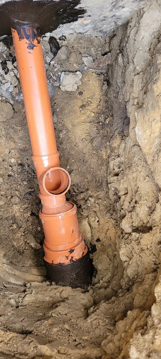 Neues Abwasserrohr mit T Stück für Kondensatabfluss
