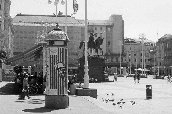 Zagreber Jelačićplatz; links eine Litfaßsäule, in der Mitte das Reiterdenkmal von Ban Josip Jelačić.
