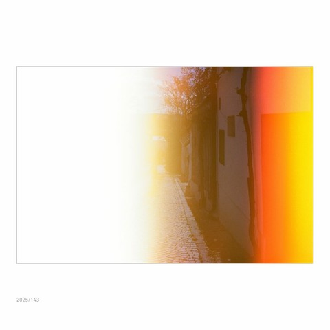 Lightleak auf einem Filmframe. Am Bild wäre eine Kellergasse von Poysdorf, die man zur Hälfte noch erkennen kann. Der Rest des Bildes ist in Überbelichtung eingetaucht.