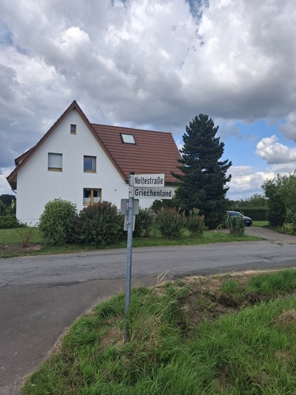Straßenecke mit den Straßennamensschildern  Noltestraße und Griechenland