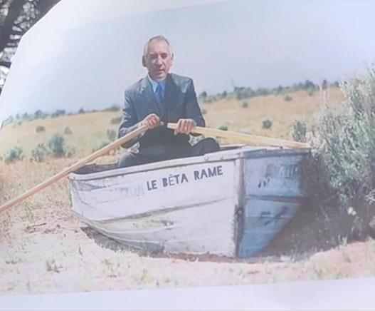 Un photo montage de Bayrou dans une barque sur le sable. La barque s'appelle "le beta rame"