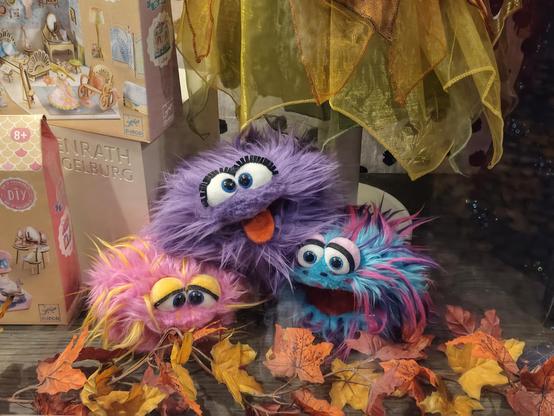 3 Quatschköpfe von Living Puppets in einem Schaufenster.