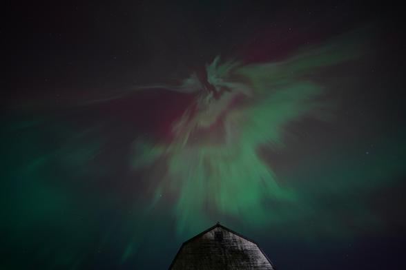 Same as the previous picture, but with the overhead auroras thinning out and starting to disappear.