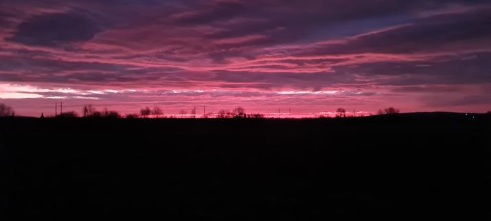 Die Wolken sind nicht nur in Morgenrot sondern auch in violett und rosa eingefärbt.