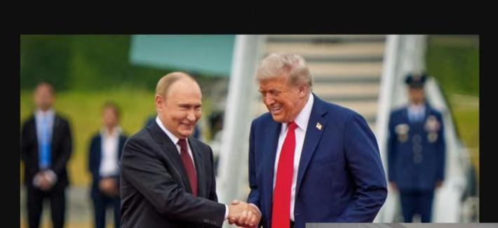 A giddy trump shakes Pootins hand